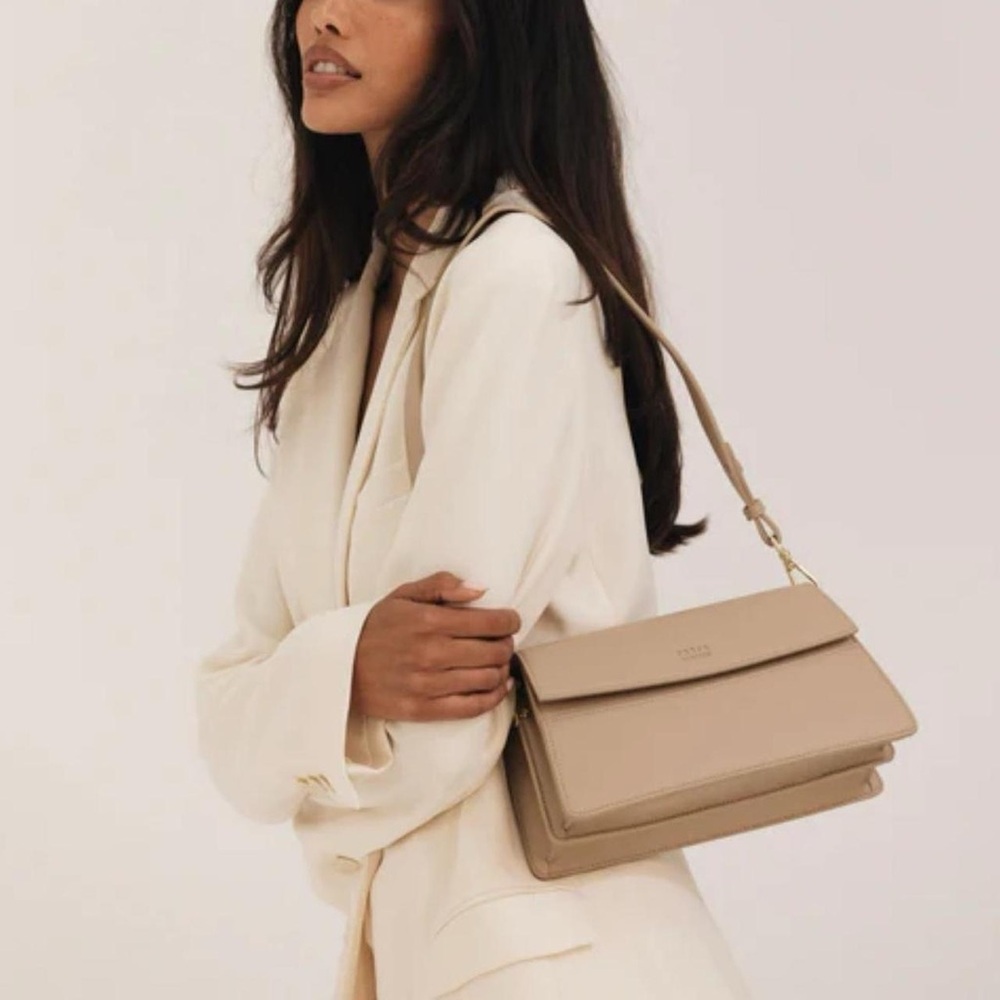 Freja New York
Mini shoulder bag in Latte